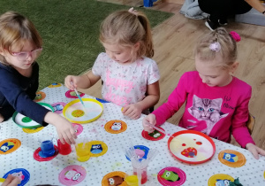 Dzieci łaczą kolorowe barwniki z plamami oleju na mleku